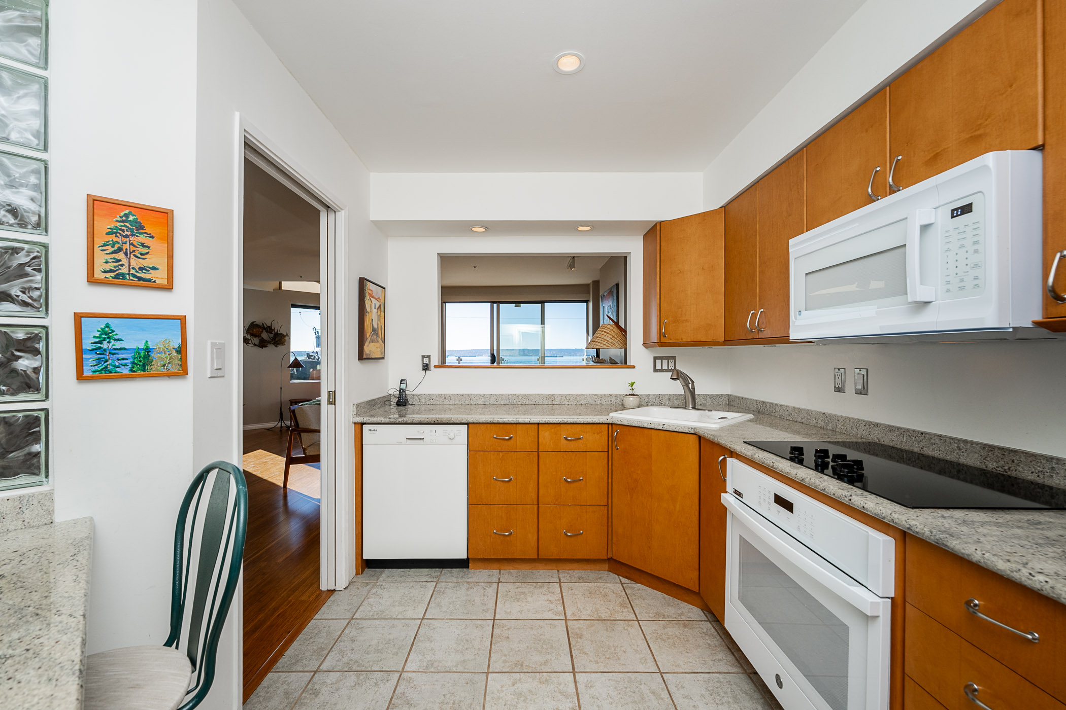 #201 - 2433 Bellevue Avenue
